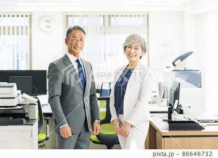 オフィスで働く50代の男女ポートレート オフィスで働く50代の男女ポートレート 86646732