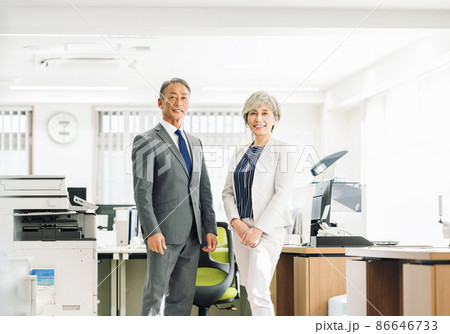 オフィスで働く50代の男女ポートレート オフィスで働く50代の男女ポートレート 86646733