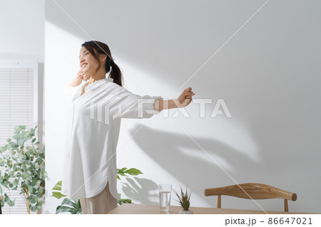 朝の目覚め 女性 朝の目覚め 女性 86647021