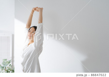 朝の目覚め　女性 86647022