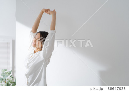 朝の目覚め　女性 86647023