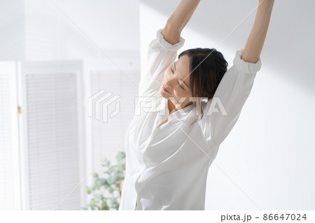 朝の目覚め　女性 86647024