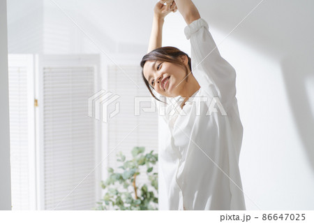 朝の目覚め　女性 86647025
