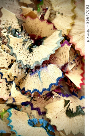 ゴミ箱の色　色鉛筆 86647093