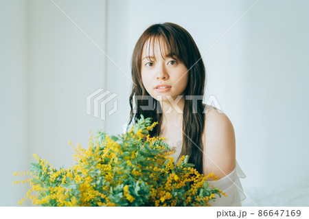 ミモザの花束を持つ女性 ミモザの花束を持つ女性 86647169