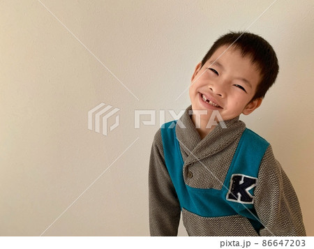 白背景と笑顔弾ける歯抜けの男の子 白背景と笑顔弾ける歯抜けの男の子 86647203