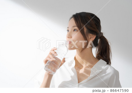 ペットボトル 水 女性 20代 ペットボトル 水 女性 20代 86647590