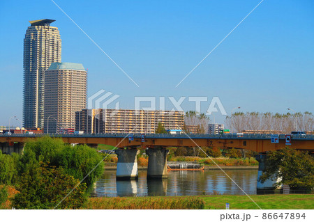 東京都北区の荒川土手から見た荒川大橋と埼玉県川口市のビル群 86647894