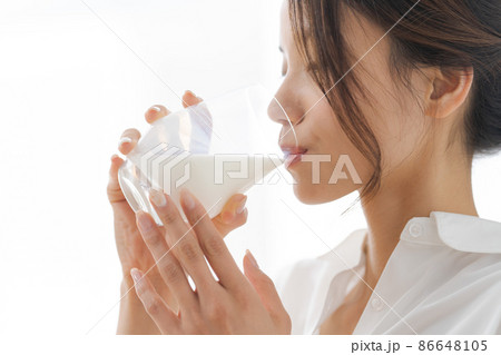 牛乳を飲む女性　白背景　顔アップ 86648105