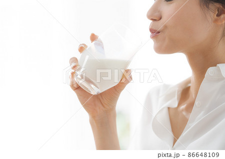 牛乳を飲む女性　白背景　顔アップ 86648109