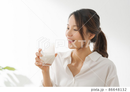 牛乳を飲む女性　白背景 86648132
