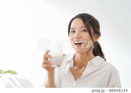 牛乳を飲む女性　白背景 86648134