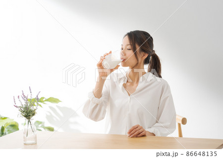 牛乳を飲む女性　白背景 86648135