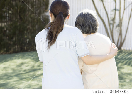 シニア女性を支える女性介護士 86648302