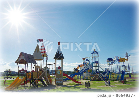 【絵画風】夏の青空と太陽と白い雲と遊具が並ぶ公園の風景 【絵画風】夏の青空と太陽と白い雲と遊具が並ぶ公園の風景 86649277