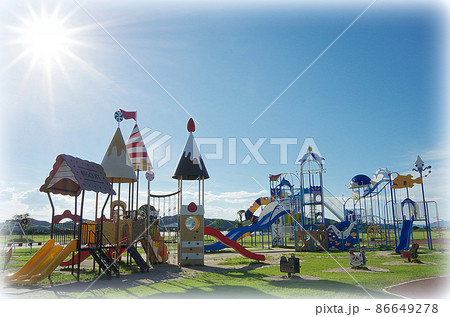 【絵画風】夏の青空と太陽と白い雲と遊具が並ぶ公園の風景 86649278
