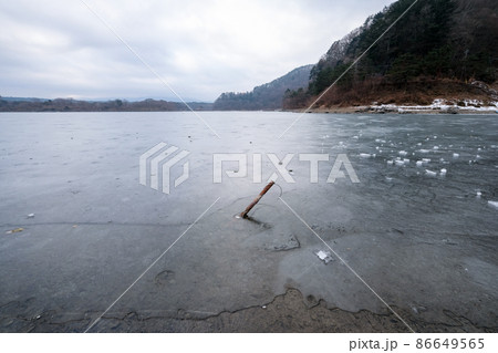 凍結した山梨県の精進湖 凍結した山梨県の精進湖 86649565