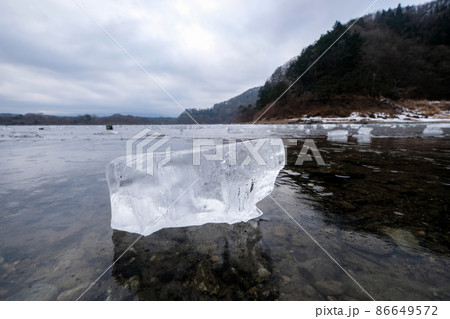 凍結した山梨県精進湖と氷塊 凍結した山梨県精進湖と氷塊 86649572
