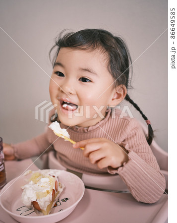 ケーキを食べるこども 86649585