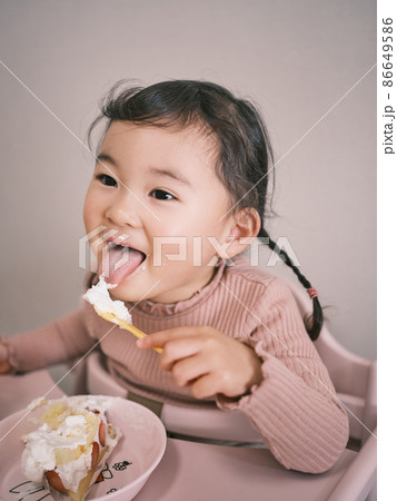 ケーキを食べるこども 86649586