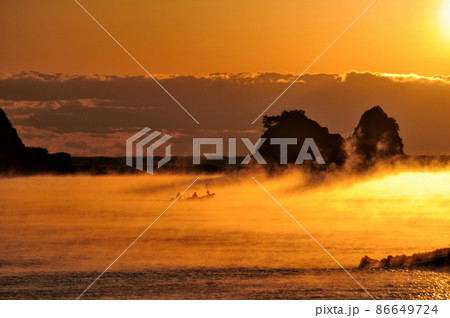 森戸崎の海霧　【和歌山県串本町】 86649724
