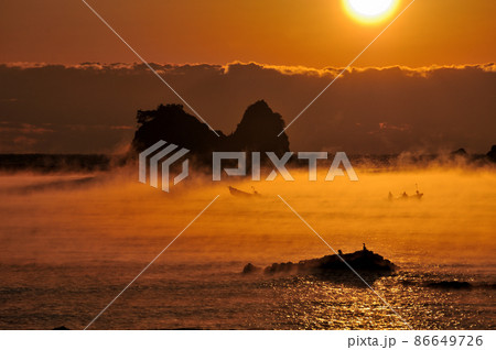 森戸崎の海霧　【和歌山県串本町】 86649726