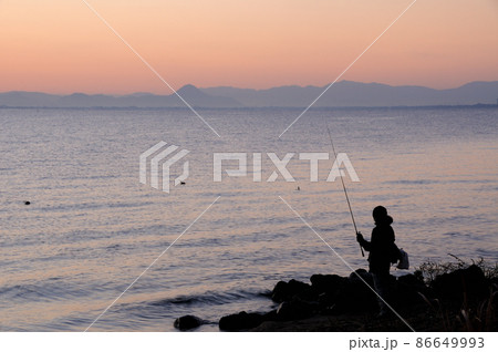 琵琶湖の夜明け前の釣り人 琵琶湖の夜明け前の釣り人 86649993