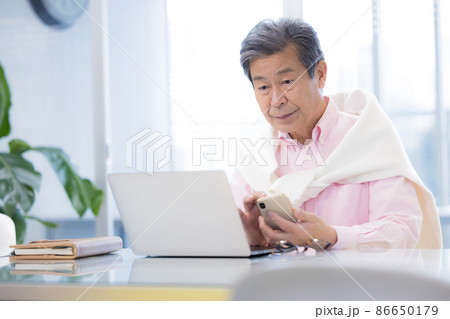 シェアオフィスで仕事をするシニア男性 シェアオフィスで仕事をするシニア男性 86650179