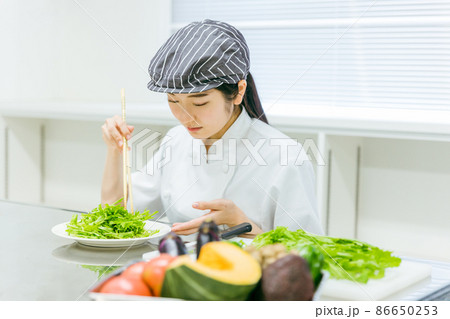キッチンで野菜を切る女性(盛り付け) キッチンで野菜を切る女性(盛り付け) 86650253