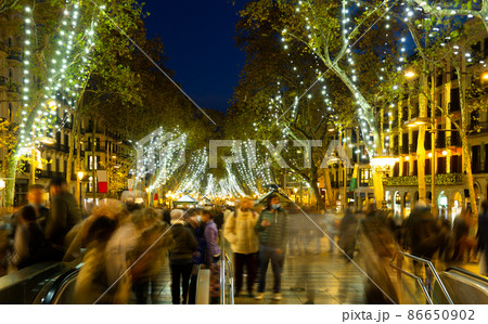 Night view of Barcelona street in winter 86650902