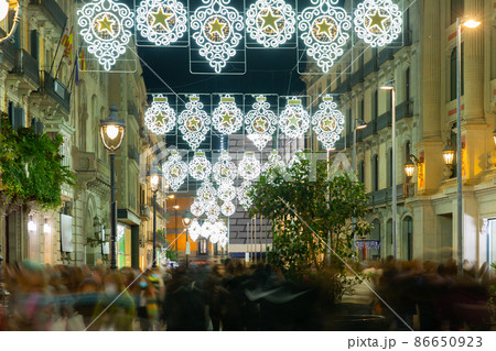 Night view of Barcelona street in winter 86650923