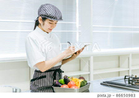 食品をチェックする女性(チェック) 食品をチェックする女性(チェック) 86650983