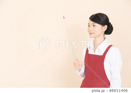 指し棒を持つエプロンの女性 指し棒を持つエプロンの女性 86651406