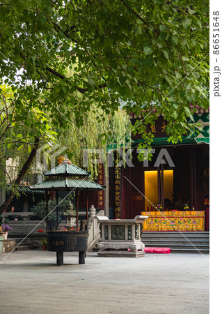 中国 広州市の六榕寺の境内にある常香炉 中国 広州市の六榕寺の境内にある常香炉 86651648
