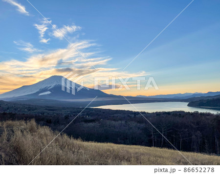 山梨県山中湖村パノラマ台からの富士山と山中湖と夕焼け空 山梨県山中湖村パノラマ台からの富士山と山中湖と夕焼け空 86652278