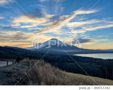 山梨県山中湖村パノラマ台からの富士山と山中湖と夕焼け空 86652282