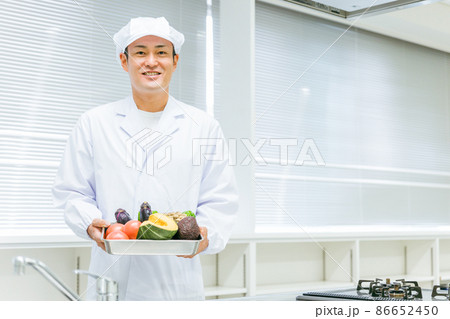 調理服を着た男性（野菜） 86652450