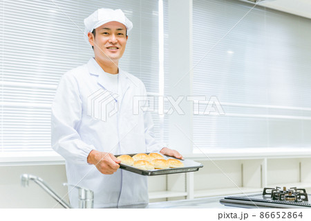 パンを製造する男性 パンを製造する男性 86652864