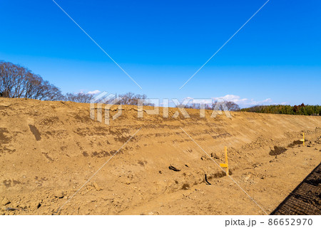 河川敷の築堤工事 治水対策の堤防整備 都幾川 2022.02 盛り固めた土 高彩度 河川敷の築堤工事 治水対策の堤防整備 都幾川 2022.02 盛り固めた土 高彩度 86652970