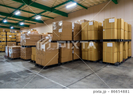 倉庫の中のパレットに置かれた段ボール 86654881