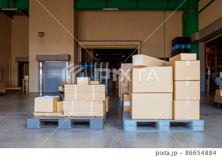 倉庫の中の出荷バースに置かれた製品 86654884