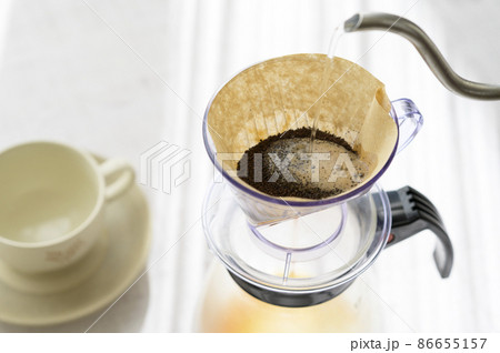 ハンドドリップでコーヒーを淹れる（蒸らし工程） 86655157