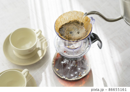 ハンドドリップでコーヒーを淹れる 86655161