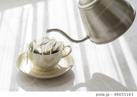 ハンドドリップでコーヒーを淹れる（ドリップバッグ） 86655163
