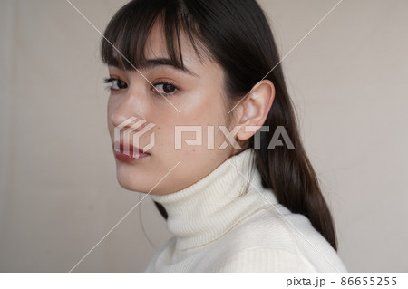 シンプルなタートルネックの女性 86655255