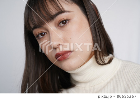 シンプルなタートルネックの女性 シンプルなタートルネックの女性 86655267