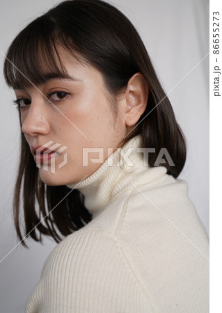 シンプルなタートルネックの女性 86655273