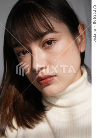 シンプルなタートルネックの女性 シンプルなタートルネックの女性 86655275