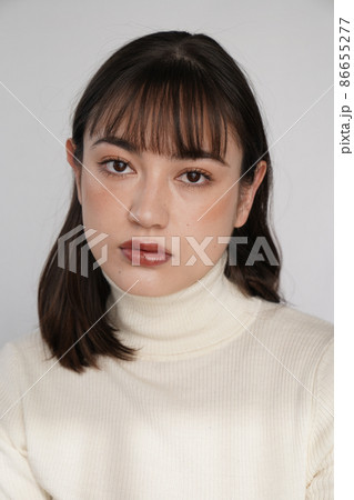 シンプルなタートルネックの女性 シンプルなタートルネックの女性 86655277