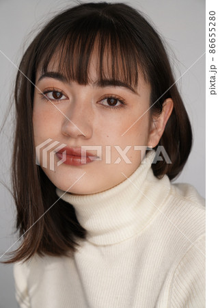 シンプルなタートルネックの女性 シンプルなタートルネックの女性 86655280